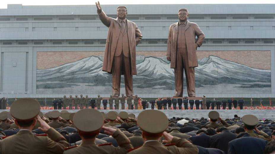 Militares norte-coreanos assistem à inauguração de uma nova estátua de bronze de Kim Jong-Il e seu pai Kim Il-Sung em Pyongyang