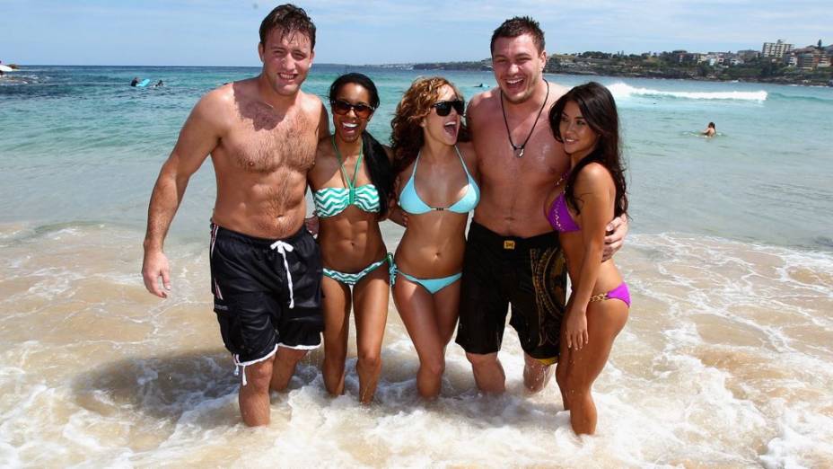 Stephan Bonnar em Bondi Beach, Sydney, com ring girls do UFC e o lutador Matt Mitrione