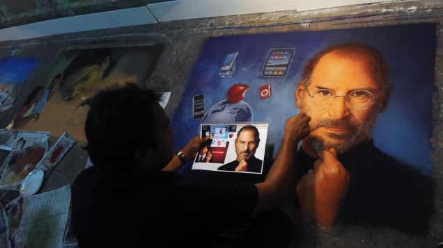 Artista conclui homenagem a Steve Jobs feita a partir de um “Rangoli”, arte feita com pó colorido, em Mumbai, Índia