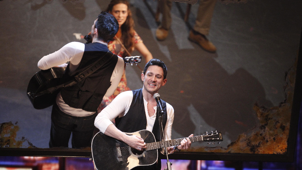 Steve Kazee e o elenco de 'Once' se apresentam durante a premiação do Tony
