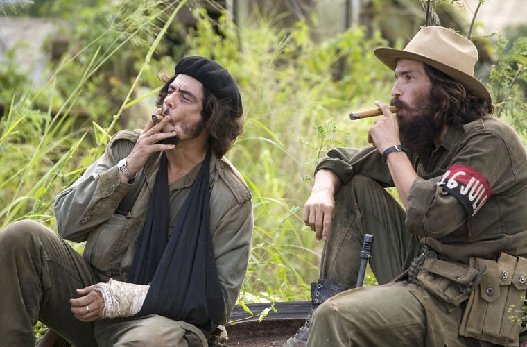 Benicio Del Toro como Che Guevara (à esq.) e Santiago Cabrera como Camilo Cienfuegos, em Che (2008).
