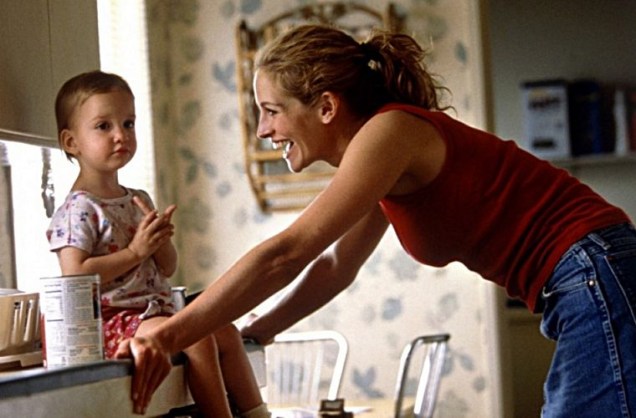 Julia Roberts em Erin Brockovich - Uma Mulher de Talento (2000), filme inspirado em fatos verídicos.