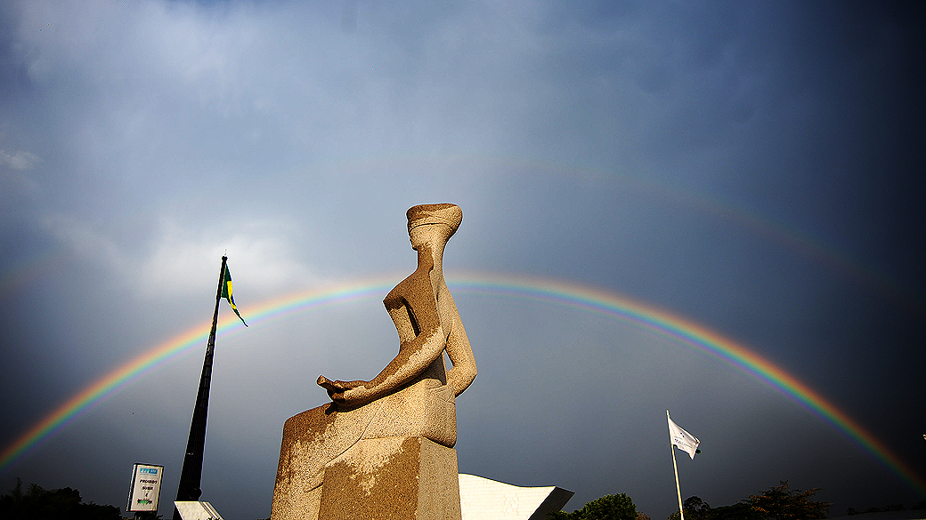 Um arco-íris é visto a partir da estátua da Justiça no Supremo Tribunal Federal, onde foi retomado nesta terça-feira o julgamento do mensalão