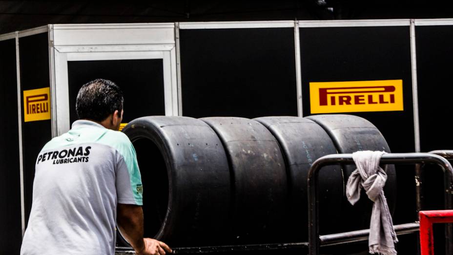 Movimentação nos boxes durante a Corrida do Milhão da Stock Car, no Autódromo de Interlagos