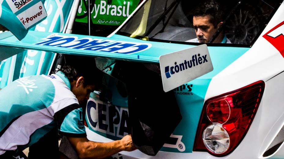 Movimentação nos boxes durante a Corrida do Milhão da Stock Car, no Autódromo de Interlagos