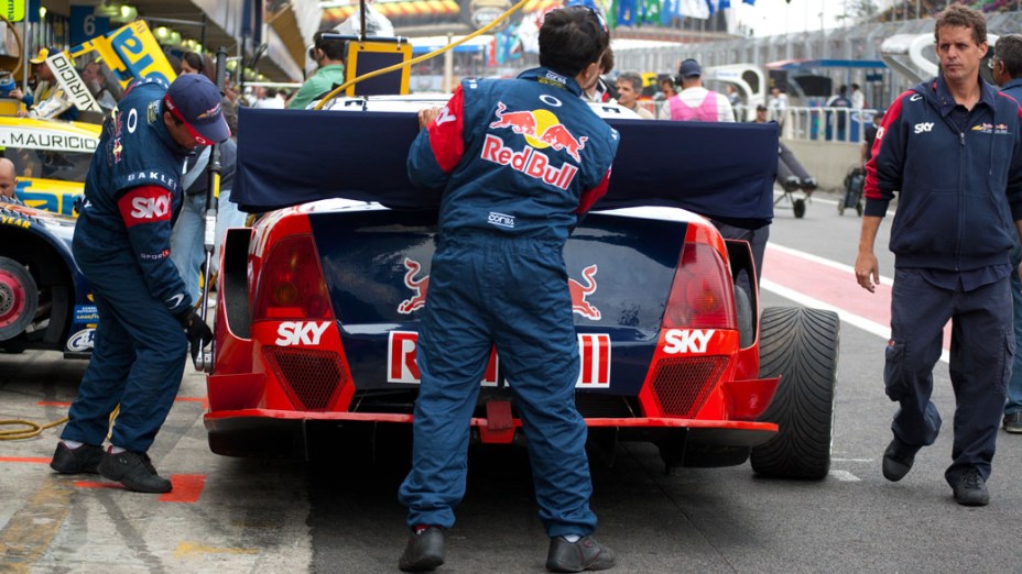 Equipe Red Bull Racing prepara o carro do piloto Cacá Bueno para a Corrida do Milhão em São Paulo