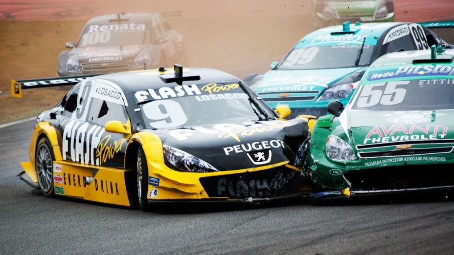 Carros dos pilotos Giuliano Losacco (esquerda) e Christian Fittipaldi (direita) batem durante a Corrida do Milhão.