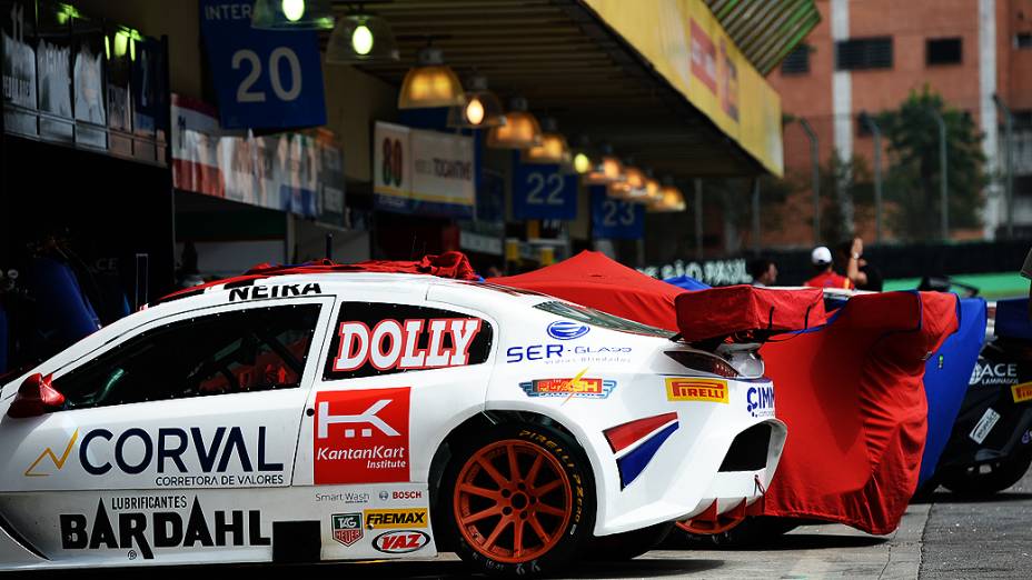 Movimentação nos boxes durante a Corrida do Milhão da Stock Car, no Autódromo de Interlagos
