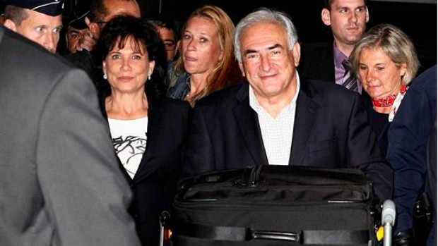 O ex-diretor-gerente do FMI, Dominique Strauss-Kahn, chega a Paris acompanhado de sua mulher, Anne Sinclair