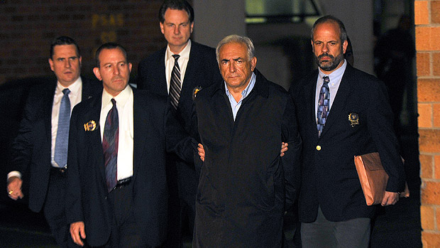 Algemado, o diretor-gerente do FMI, Dominique Strauss-Kahn, deixa delegacia em Nova York após aceitar submeter-se a exame de corpo de delito