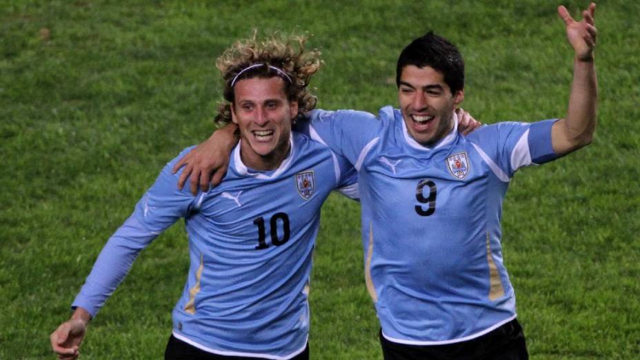 Luis Suárez com Diego Forlán, seu companheiro no comando de ataque do Uruguai