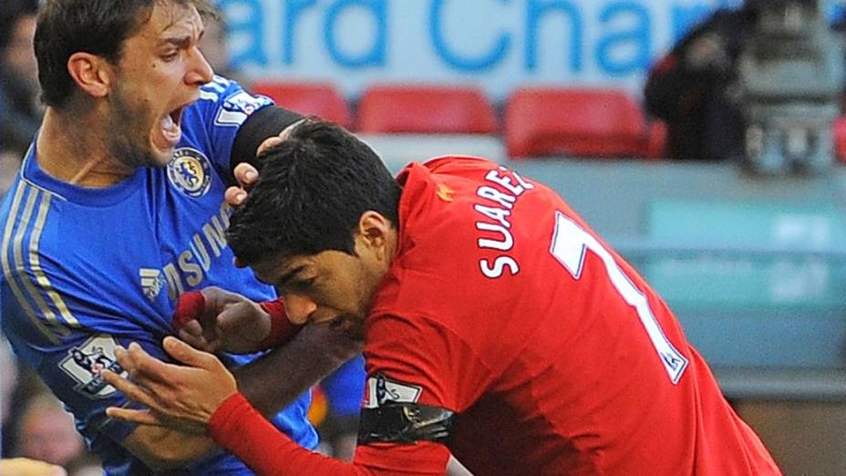 Luis Suárez, do Liverpool, mordeu Ivanovic, do Chelsea: a segunda dentada da carreira