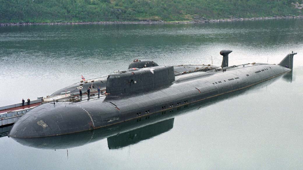 O submarino Kursk ancorado na base naval russa Zapadnaya Litsa