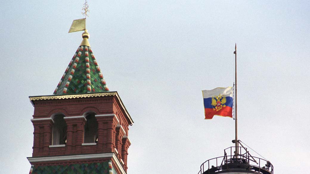 Bandeira nacional da Rússia é colocada a meio mastro em sinal de luto pelas vítimas do acidente