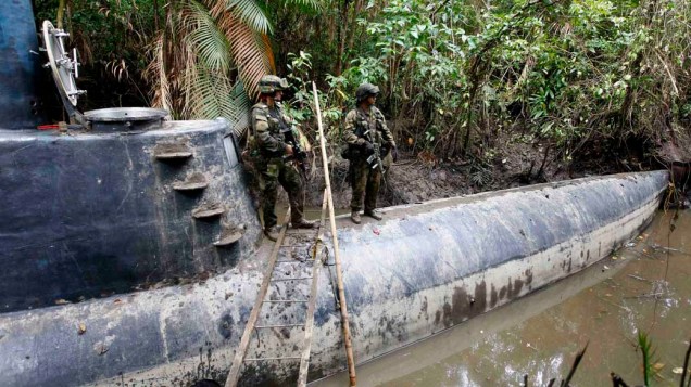 Na cidade de Timbiqui, soldados da marinha da Colômbia guardam submarino utilizado por traficantes de drogas
