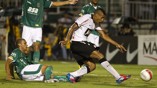 Substituto de Adriano, Élton marcou o gol do Corinthians