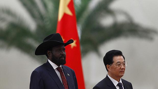 O presidente do Sudão do Sul, Salva Kiir, em visita à China, ao lado do presidente Hu Jintao