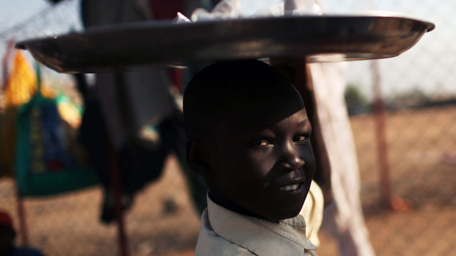 Menino vende castanhas na cidade de Juba, no Sudão