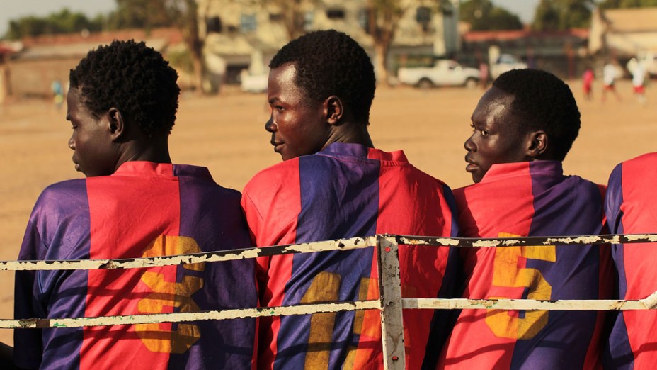 Jogadores acompanham um jogo de futebol em Juba, região sul do Sudão