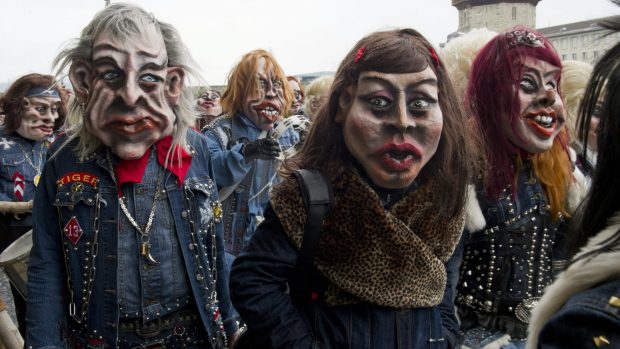 Pessoas brincam o Carnaval nas ruas de Lucerna, na Suíça - 16/2/2012