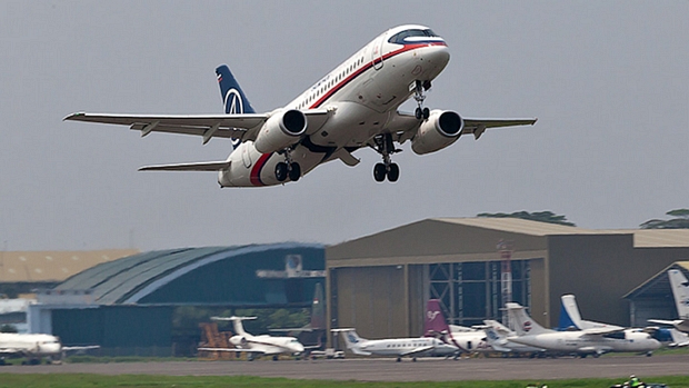 A aeronave modelo Superjet 100, do fabricante russo Sukhoi, perdeu o contato com os radares quando sobrevoava uma montanha