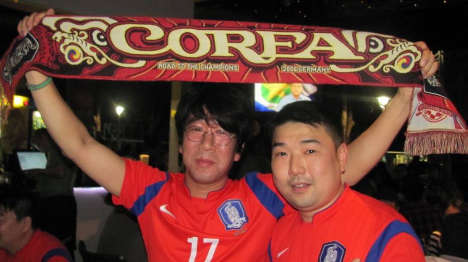 Torcedores sul-coreanos residentes na Argentina se reúnem em bar de Cuiabá