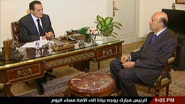 Imagem de uma TV estatal egípcia mostra encontro entre Mubarak e Suleiman, no Cairo