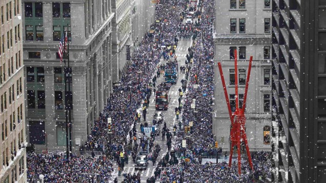 Multidão comemora vitória do time New York Giants no Super Bowl, em Nova York