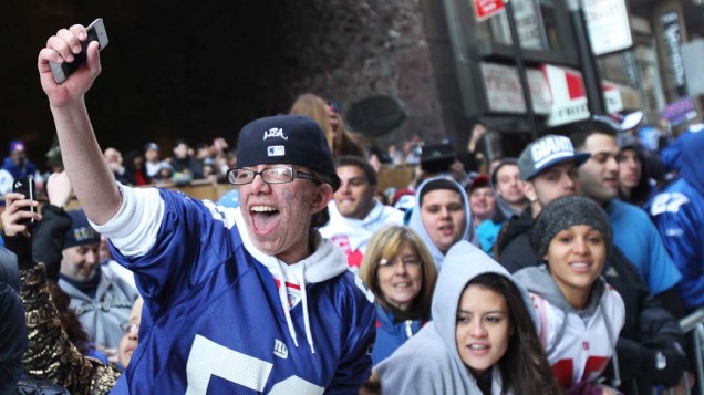 Fãs do New York Giants comemoram vitória do time no Super Bowl, em Nova York
