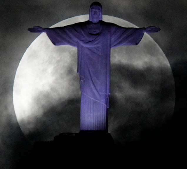A super Lua e o Cristo Redentor, no Rio de Janeiro, na madrugada deste domingo