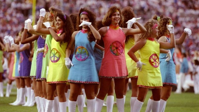 Cheerleaders realizam performance de dança, em jogo do Super Bowl de 1991