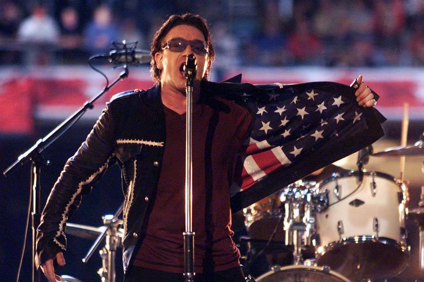 Bono Vox, da banda U2, se apresenta no halftime show (show do intervalo), no Superbowl de 2002