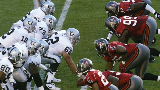 Começo de jogo entre Oakland Raiders x Tampa Bay Bucanneers, no Super Bowl de 2003