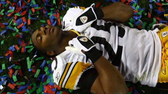 Ryan Clark do Pittsburgh Steelers comemora sua vitória contra o Arizona Cardinal, no Super Bowl de 2009