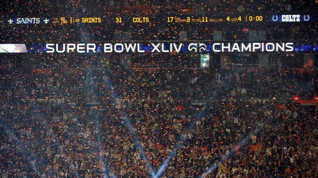 Público lota estádio e assiste a partida do Super Bowl de 2010