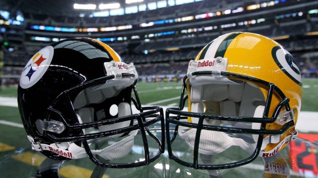 Capacetes dos times Pittsburgh Steelers e Green Bay, participantes do Super Bowl