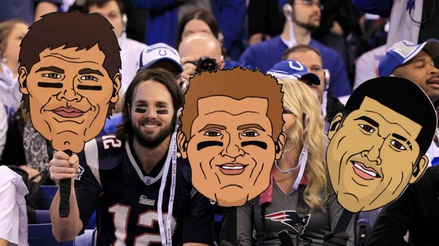 Fãs seguram cartazes gigantes de jogadores do New England Patriots, durante partida do Super Bowl de 2012