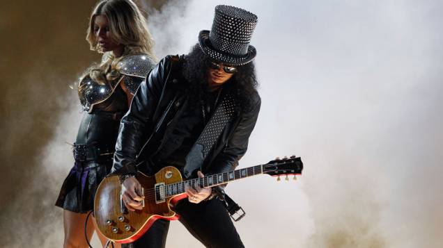 A cantora Fergie e o guitarrista Slash durante a apresentação no intervalo do Super Bowl XLV