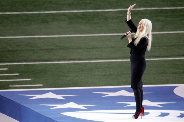 A cantora Christina Aguilera canta o hino americano durante a abertura do Super Bowl, nos EUA