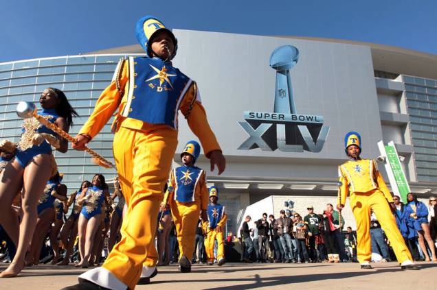 Banda marcial apresenta-se antes do Super Bowl XLV no Cowboys Stadium