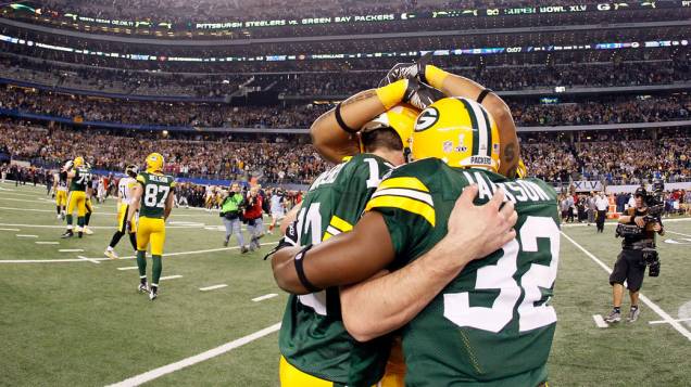 Jogadores do Green Bay Packers comemoram a vitória do Super Bowl por 31 a 25