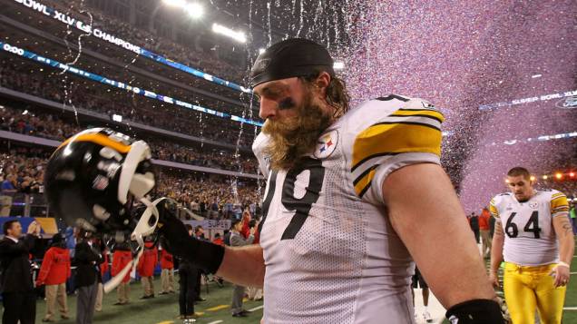 Brett Keisel, jogador do Pittsburgh Steelers, lamenta a derrota para o Green Bay Packers no Super Bowl XLV