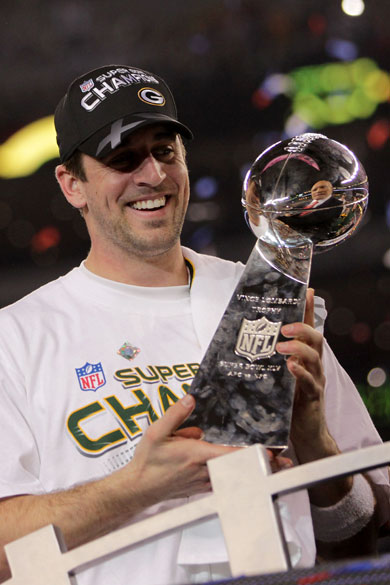Aaron Rodgers, jogador do Green Bay Packers, recebe o troféu Vince Lombardi pela vitória do Super Bowl XLV