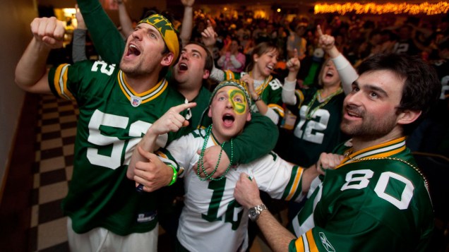 Torcida do Green Bay Packers comemoram o fim do primeiro tempo do Super Bowl XLV