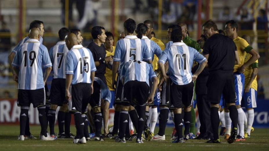 Jogadores de Brasil e Argentina aguardam o início do Superclássico das Américas, em Resistência, depois da falha no sistema de iluminação