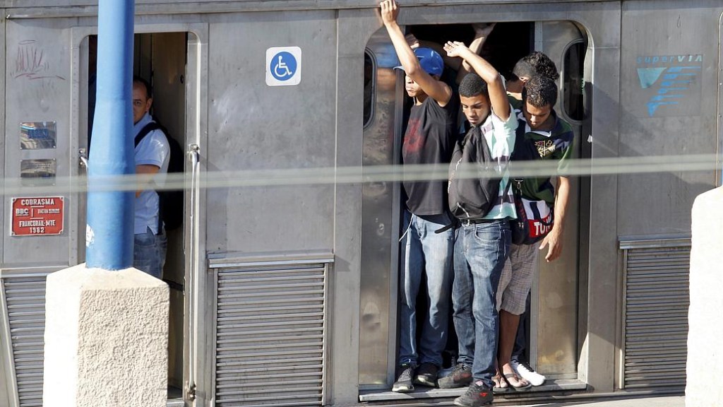 Superlotação impede fechamento da porta do trem no Rio de Janeiro