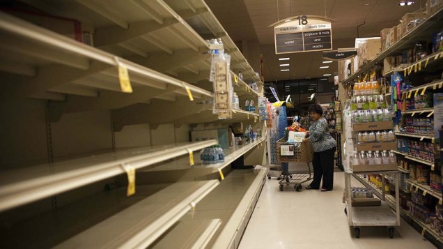 Prateleiras vazias em supermercado na cidade de Honolulu, Havaí. A população havaiana se prepara para um tsunami que pode atingir a região nos próximos dias