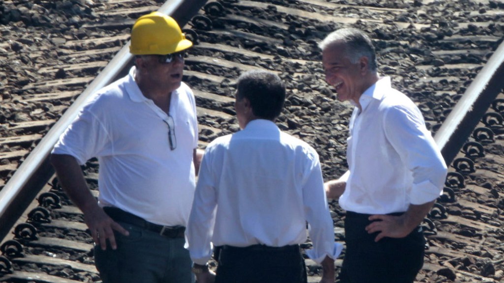Julio Lopes (à direita), secretário de Transportes do Rio, gargalha depois do descarrilamento de trens