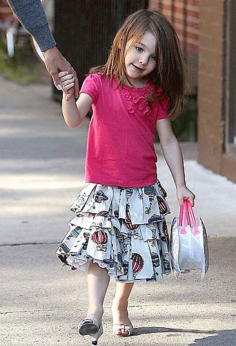 Aos três anos, a filha de um dos casais mais badalados de Hollywood já sabe andar de salto.