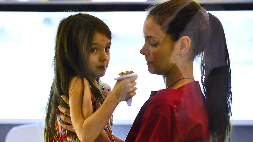 Suri Cruise e Katie Holmes juntas em Nova York